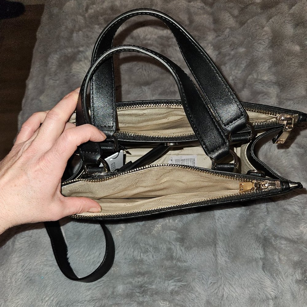 Guess purse New with Tags - Picture 5 of 7
